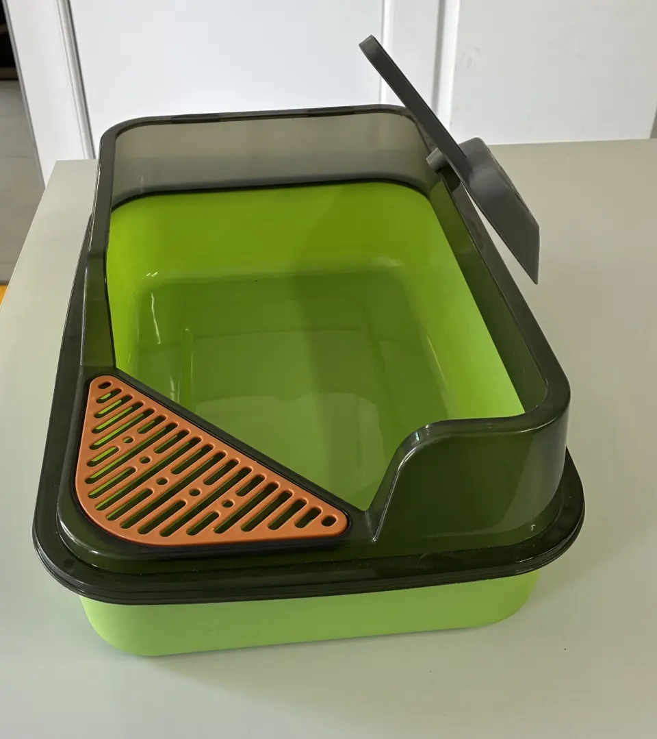 Litiera pentru pisici, cu margine inalta si paleta 45 x 30 x 17 cm, verde