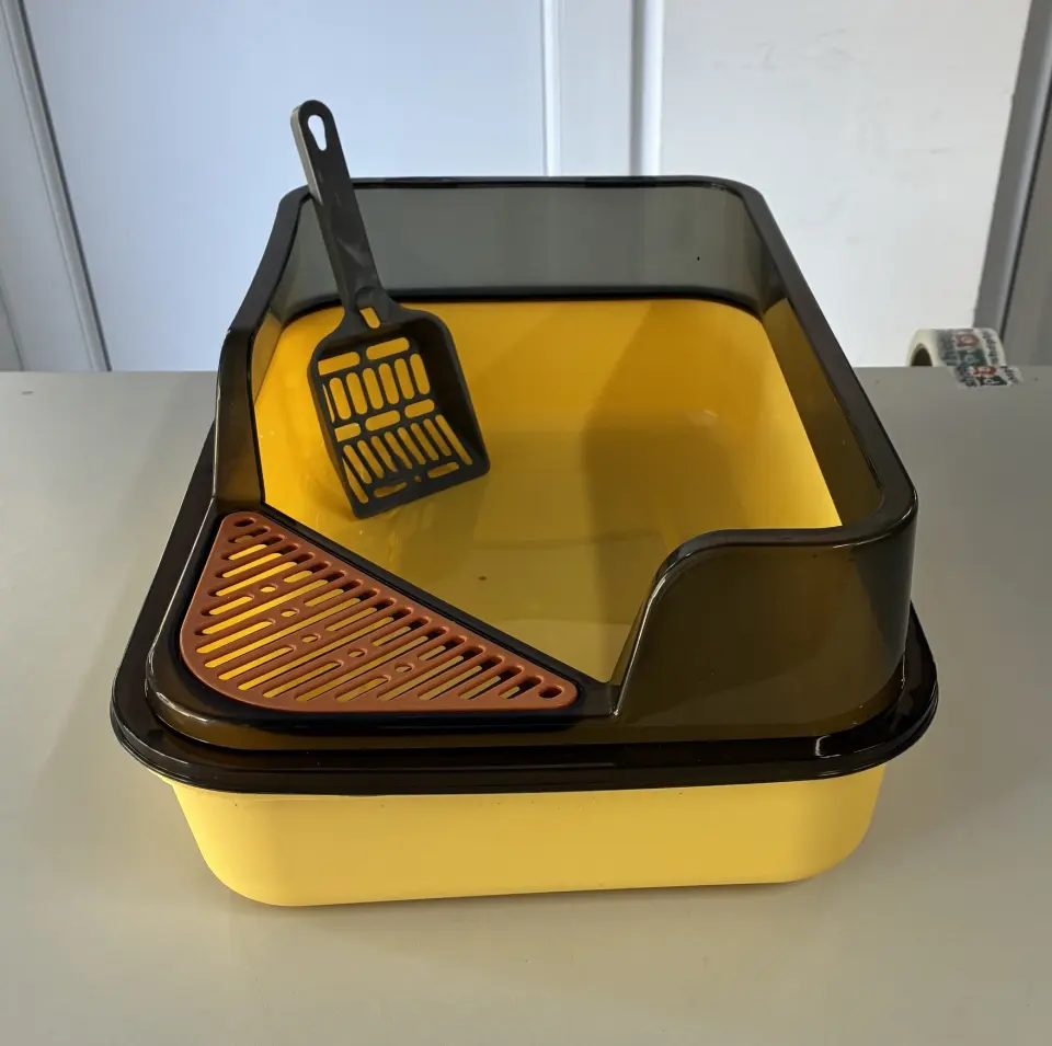 Litiera pentru pisici, cu margine inalta si paleta 45 x 30 x 17 cm, galbena
